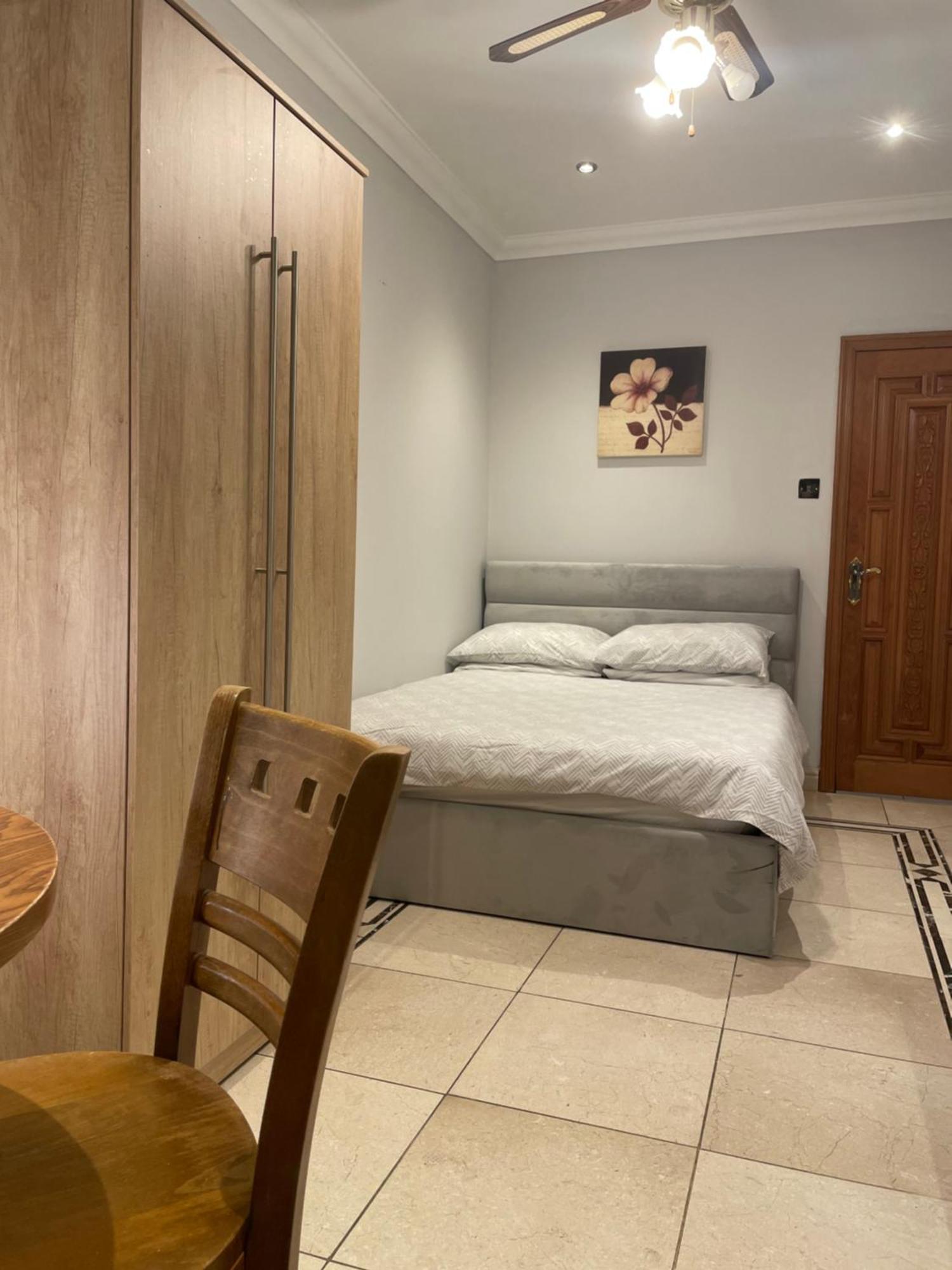 North London Studio Apartment Exterior photo
